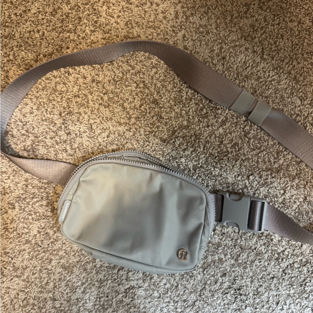 Lululemon Everywhere Crossbody Bag